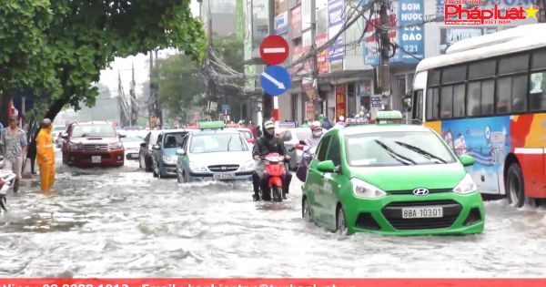 HÀ NỘI: Nhiều tuyến phố chìm trong biển nước do ảnh hưởng của bão số 2