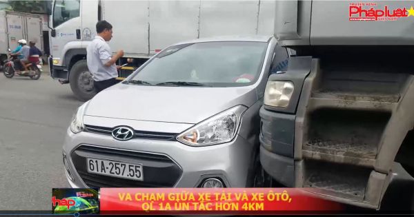 Va chạm xe tải và ô tô trên QL1A ùn tắc 4km