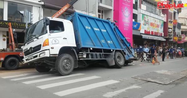 Xe rác sụp hố tử thần