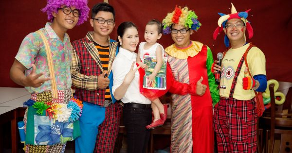 Lý Nhã Kỳ bất ngờ được fan tổ chức sinh nhật khi đi từ thiện