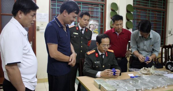 Thưởng nóng Ban chuyên án bắt đối tượng vận chuyển 20 bánh heroin