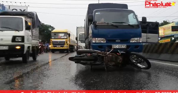 Xe máy chạy trái làn gây tai nạn trên QL 1K