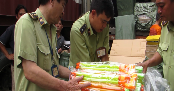 Bắt 2 container chứa hơn 2.000 đôi giày giả thương hiệu nổi tiếng