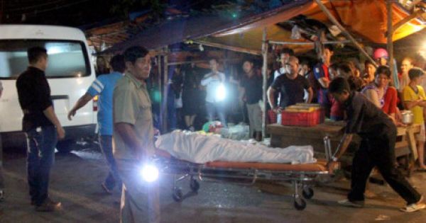 Bé 16 tháng tuổi kiệt sức nằm cạnh thi thể người giúp việc