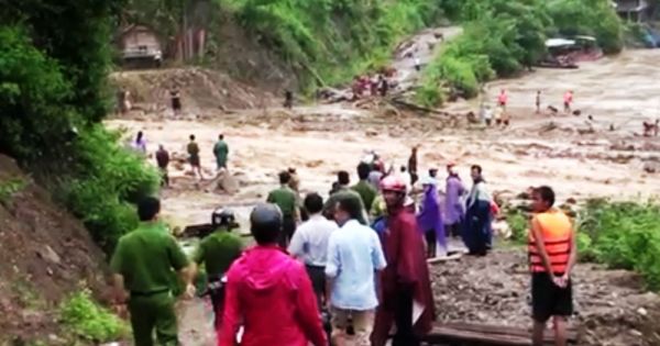 Lũ quét cuốn phăng hàng chục ngôi nhà ở Nghệ An