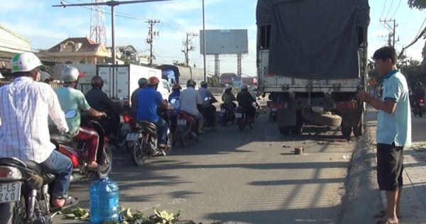 Bình Tân 1 người tử vong khi lao vào xe tải