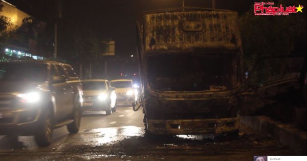 TP HCM: Xe tải bất ngờ bốc cháy dữ dội trên đường Cộng Hòa