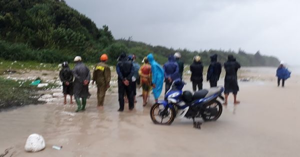 Phát hiện xác chết không đầu ở bãi biển sau bão số 4