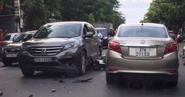 Va chạm giữa 2 xe máy chạy vào làn ô tô, 1 người nguy kịch