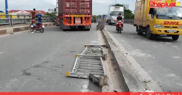 Thủ Đức: Xe container gây tai nạn trên cầu vượt