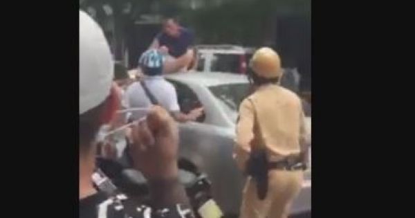 Bỏ chạy rồi gây tai nạn, tài xế ôtô bị dân đuổi đánh