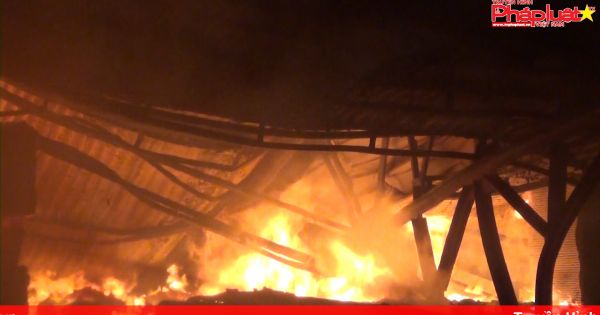 Bình Dương vợ chồng thoát chết khi nhà xưởng ván ép bị thiêu rụi trong đêm