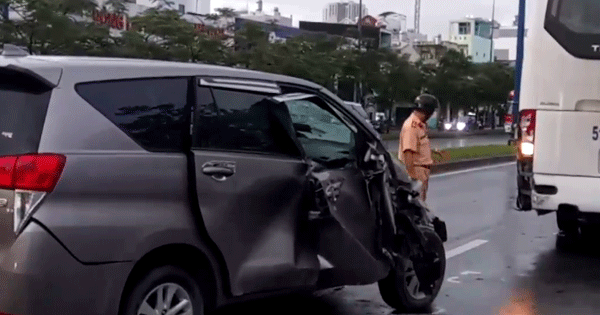 Ô tô con tông thẳng vào xe khách