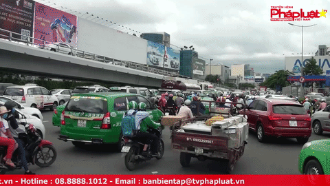 Cầu vượt cửa ngõ sân bay Tân Sơn Nhất không tác dụng