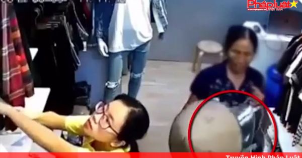 Người phụ nữ lớn tuổi mang nón lá đi trộm đồ trong cửa hàng