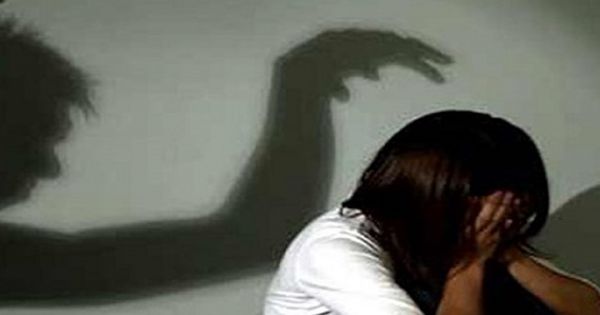 Bắt khẩn cấp đối tượng nghiện, hiếp dâm bé gái trong phòng ngủ