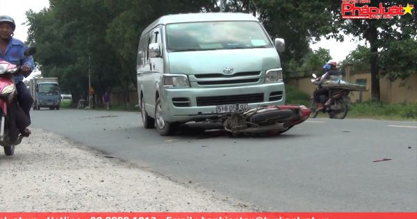 Hai thanh niên nguy kịch vì bị xe du lịch kéo lê hàng chục mét