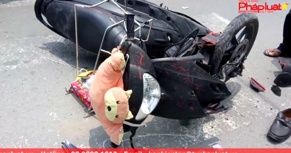 Qua đường không quan sát xe máy tông ô tô 1 người nguy kịch