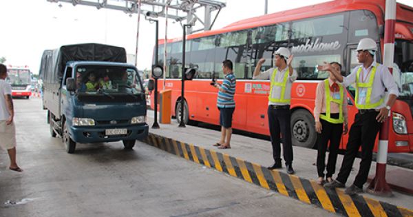 BOT Cai Lậy hoạt động trở lại sau 7 giờ xả trạm vì tài xế trả tiền lẻ