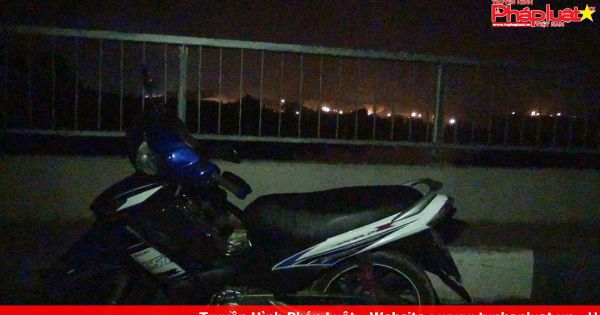 Để lại xe máy trên cầu, một người nhảy sông mất tích