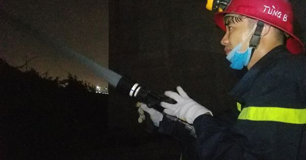 Hàng trăm cảnh sát dập đám cháy lớn tại xưởng may ở TP.HCM