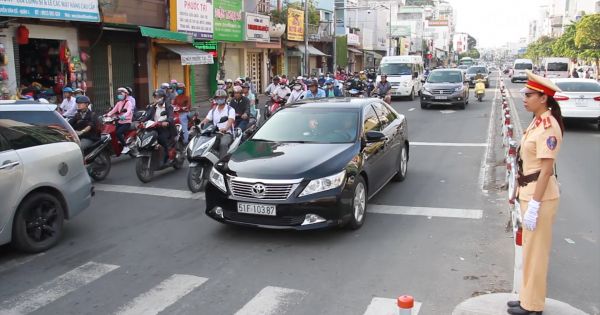 Nữ cảnh sát cầm loa điều tiết giao thông