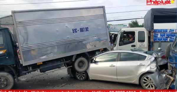 4 xe tông liên tiếp nhau, quốc lộ 22 ùn tắc nghiêm trọng