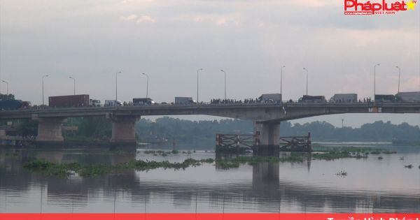 Cô gái bất lực nhìn bạn trai nhảy sông tự tử