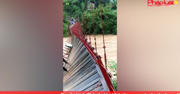 Lũ cuốn bật trụ cầu ở Điện Biên, người và xe treo lơ lửng