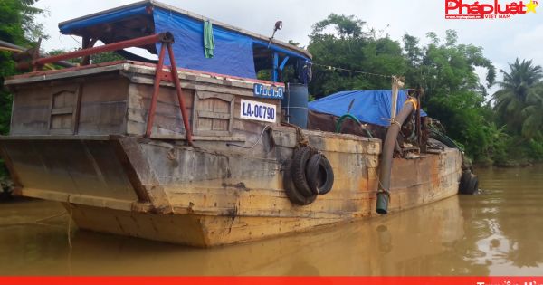 Bắt quả tang “cát tặc” hút cát trên sông Đồng Nai