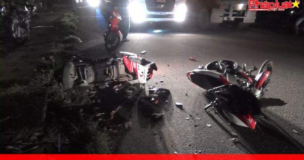 Nát tan 2 xe máy sau va chạm, 4 người nguy kịch