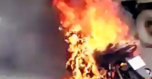 2 cô gái tháo chạy khỏi xe bốc cháy dữ dội trên phố