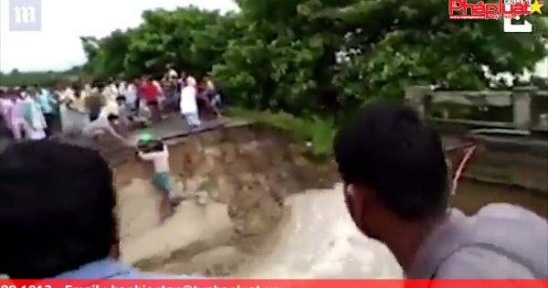 Cố vượt qua cầu sắp sập, 2 mẹ con bị lũ cuốn trôi