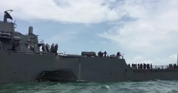 Thân tàu chiến Mỹ móp méo sau va chạm ngàn tấn