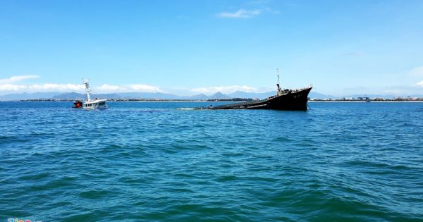 Cận cảnh con tàu chở 3.000 tấn thép chìm ở biển Ninh Chữ