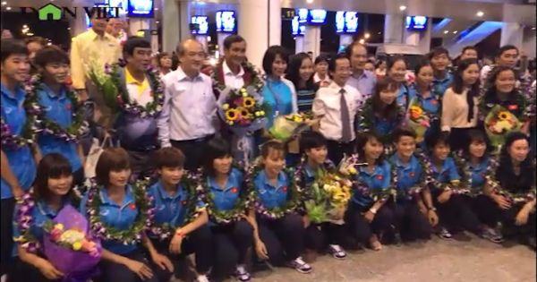 Những cô gái vàng bóng đá nói gì khi trở về nước?