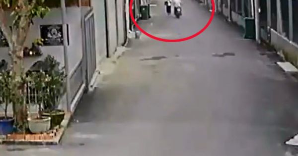 Tên cướp táo tợn vào tận nhà xưởng giật iPhone 7