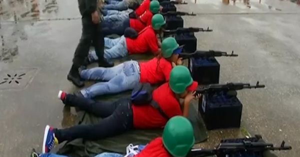 Venezuela rầm rộ chuẩn bị cho tình huống xấu nhất với Mỹ