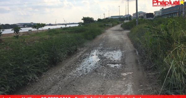 Ám ảnh đường vào cảng Phú Định vì xuống cấp nghiêm trọng