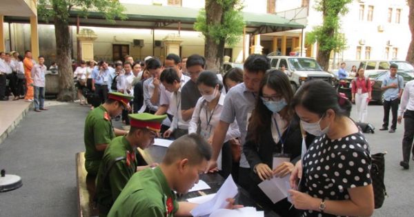 Phản ứng bất ngờ của Hà Văn Thắm trước khi vào phiên xử