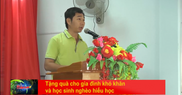 Tặng quà cho gia đình khó khăn và học sinh nghèo hiếu học