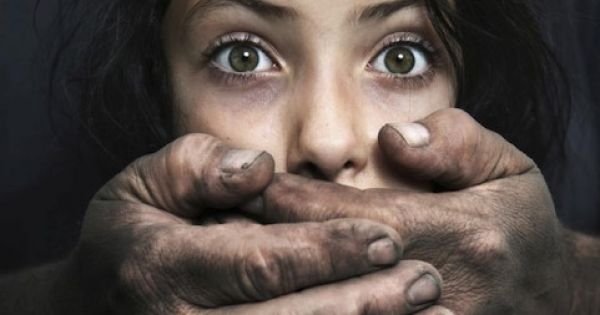 Bắt đối tượng kéo bé gái vào bụi rậm hiếp dâm