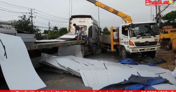 Hàng trăm tấn tôn rơi xuống đường, một người thoát nạn