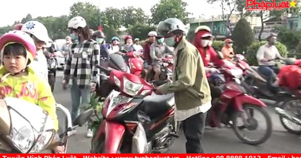 Ùn tắc giao thông vì dân đổ xô mua đồ thanh lý khu vực sân bay Tân Sơn Nhất