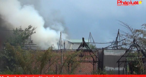 Bà hỏa thiêu rụi nhà xưởng hàng trăm mét vuông ở Bình Dương