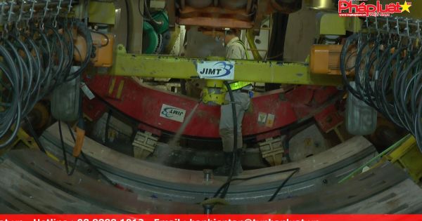 Bên trong đường hầm metro đang thi công dưới lòng đất TP HCM