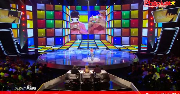 Cậu bé xoay rubik bằng cả tay và chân gây kinh ngạc