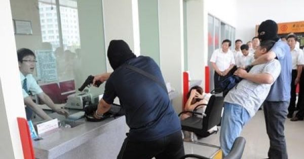 Đồng Nai: Hai kẻ cướp táo tợn dùng súng cướp ngân hàng