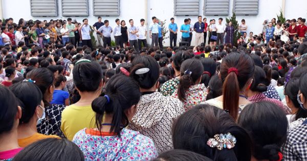 Hàng trăm công nhân đình công đòi quyền lợi, quốc lộ ách tắc