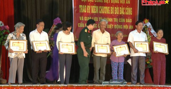 Lễ trao kỷ niệm chương cho bộ đội biệt động Hội An